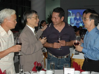 Giáo sư Vũ Đình Cự (thứ 2 từ trái sang) là người ký quyết định thành lập FPT ngày nay.