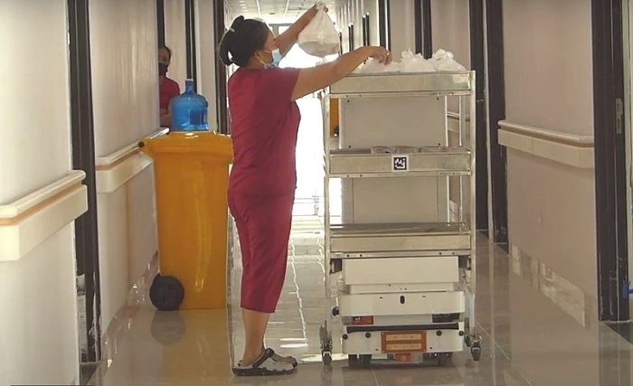 Vibot-2 mang đồ ăn và nước uống cho bệnh nhân COVID-19 tại Bệnh viện Bạch Mai cơ sở 2 (Phủ Lý, Hà Nam).