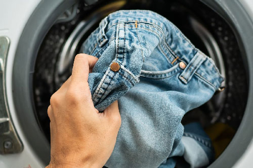 Bí quyết để quần jeans luôn như mới khi giặt bằng máy