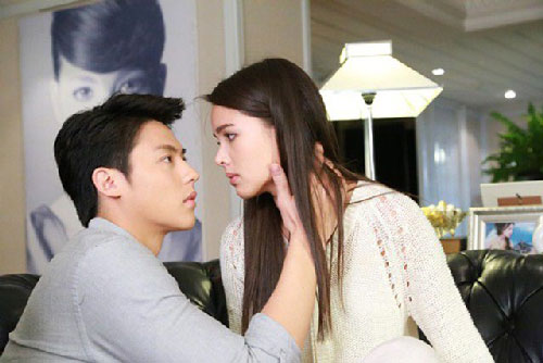 Đến nhà bạn trai chơi, tôi choáng váng khi thấy ảnh cưới bị vỡ tan trước sân