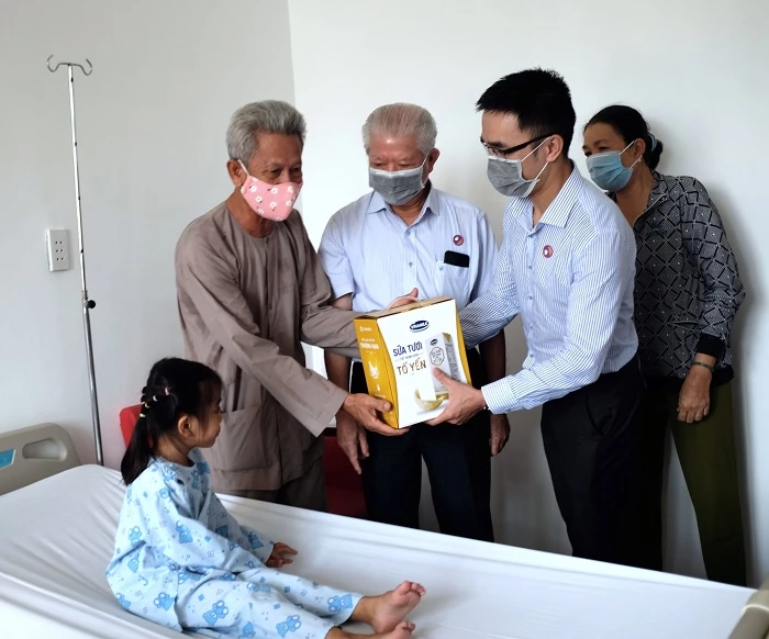 Vinamilk cùng Hội Bảo trợ Bệnh nhân nghèo TP.HCM đến thăm và tặng quà cho bé Bảo Trân tại Bệnh viện tim Tâm Đức.