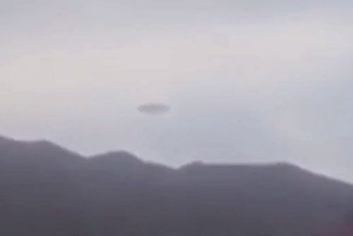 Chứng kiến người ngoài hành tinh bước ra từ UFO khiến người dân Bolivia "choáng váng"