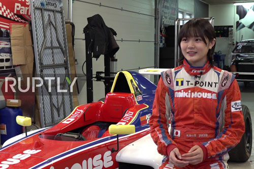 Nữ tay đua Nhật được mệnh danh là thần đồng lái xe