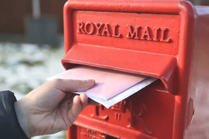 Cả thị trấn bỗng đồng loạt nhận được hàng trăm lá thư đề gửi từ 13 năm trước, đang hoang mang thì nghe được lý do đau lòng