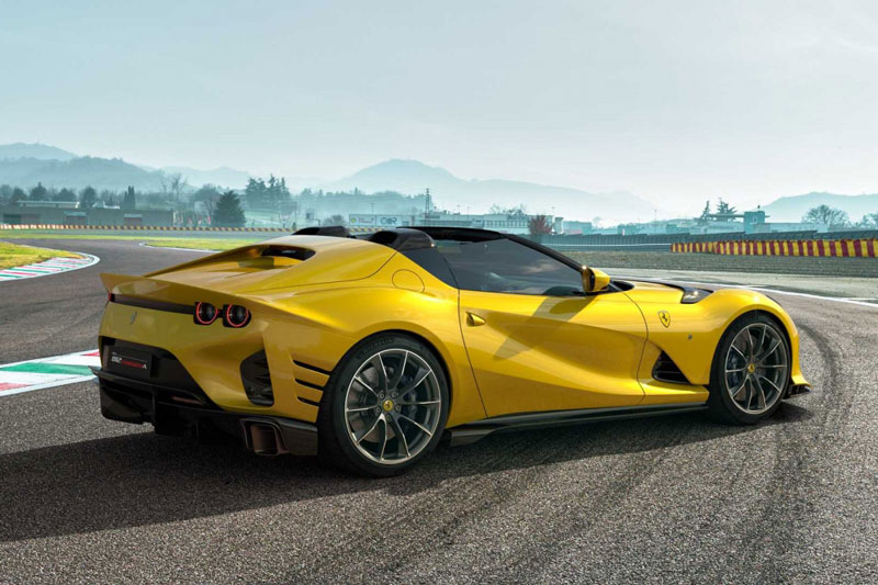 'Soi' siêu xe mui trần Ferrari 812 Competizione A: Công suất 830 mã lực, vận tốc 340 km/h