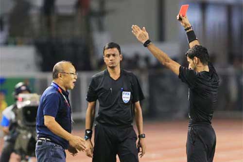 Việt Nam và vấn đề thẻ phạt: Park Hang Seo, xin đừng... nóng tính!