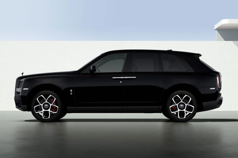 8. Rolls-Royce Cullinan Black Badge (công suất tối đa: 592 mã lực).