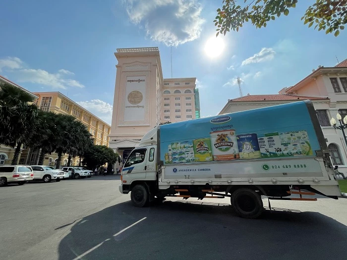 Các chuyến xe của Angkormilk kịp thời mang sữa đến các “vùng đỏ” tại thủ đô Phnom Penh ngay giai đoạn phong tỏa, cách ly gắt gao. 