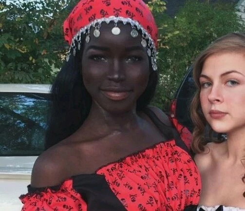 Lola Chuil (17 tuổi, sống tại New York, Mỹ) nổi tiếng trên mạng từ năm 2016 nhờ làn da khác biệt cùng gương mặt xinh xắn như búp bê. Vẻ đẹp khác lạ của Chuil được nhiều người ưu ái gọi là “The black Hannah Montana”, “búp bê Barbie da màu phiên bản thực”, “viên ngọc trai đen”.