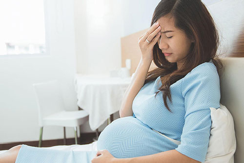 Đang mang bầu nên từ chối về quê chịu tang bố chồng, tôi chết điếng với thứ mẹ chồng gửi lên ngay sáng hôm sau