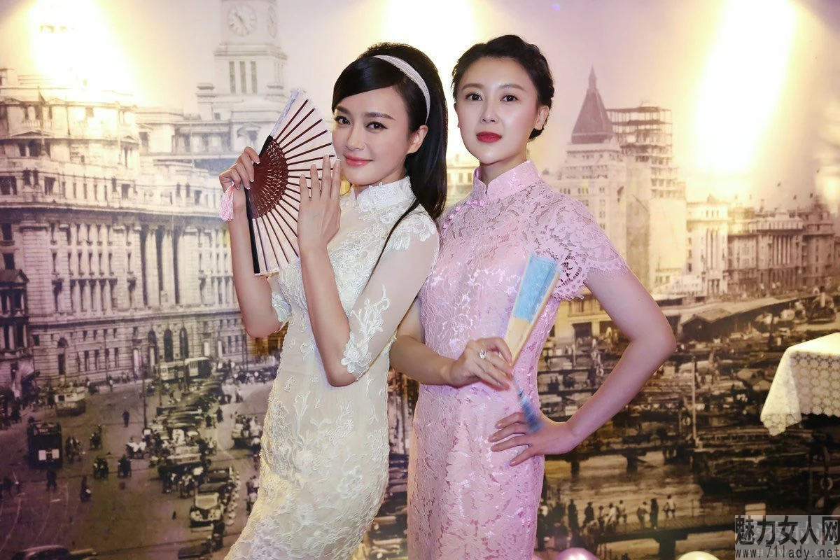 Cam Vy (trái) trong bữa tiệc cùng Tần Lam.