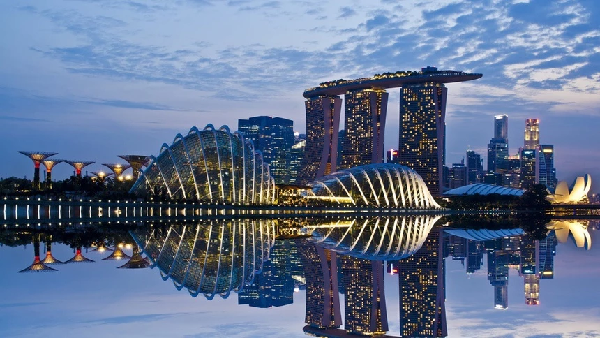 Theo số liệu thống kê của Quỹ tiền tệ quốc tế, với mức thu nhập bình quân đầu người lên tới 95.603 USD/người năm 2020, Singapore chính là quốc gia dẫn đầu khu vực Đông Nam Á về độ giàu có của dân cư, xếp thứ 2 trên thế giới, chỉ sau Luxembourg. Bảng xếp hạng của Quỹ tiền tệ quốc tế dựa theo theo Tổng sản phẩm quốc nội (GDP) của họ quy đổi theo sức mua tương đương (PPP) bình quân đầu người (giá trị của tất cả hàng hóa và dịch vụ được tạo ra bên trong một quốc gia trong một năm cho trước được chia theo dân số trung bình của cùng năm đó). Ảnh: BBC.