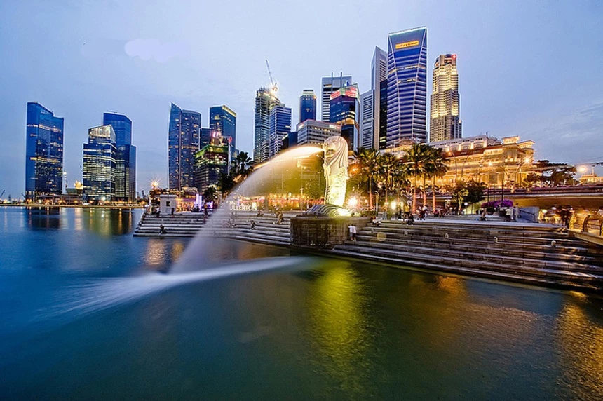 Singapore có tên đầy đủ là Cộng hòa Singapore, lãnh thổ gồm một đảo lớn và hơn 60 đảo nhỏ với tổng diện tích khoảng 705 km2, là quốc gia nhỏ nhất Đông Nam Á về diện tích (thứ 11). Singapore là một trong những trung tâm thương mại lớn của thế giới, với vị thế trung tâm tài chính lớn thứ tư và một trong 5 cảng bận rộn nhất hành tinh. Ảnh: Telegraph.
