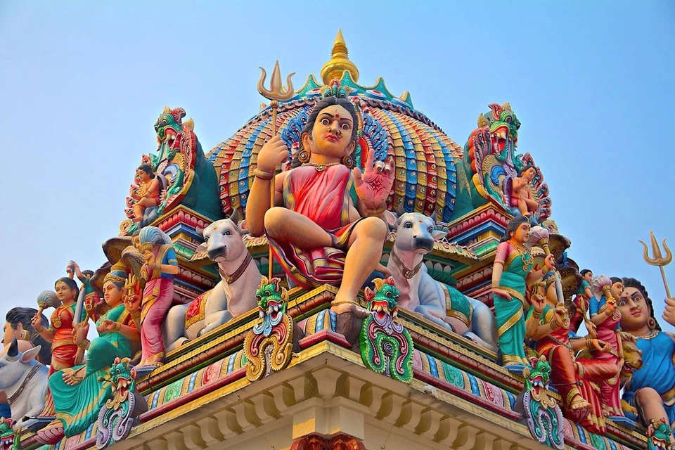 Sri Mariamman là ngôi đền Hindu lâu đời nhất ở quốc đảo sử tử, được xây dựng từ năm 1827. Điểm du lịch nổi tiếng ở Singapore này không chỉ là nơi đến thờ phụng của những người theo đạo Hindu, còn là điểm tham quan giàu ý nghĩa về văn hóa và lịch sử Đảo quốc sư tử. Ảnh: Medium.com.