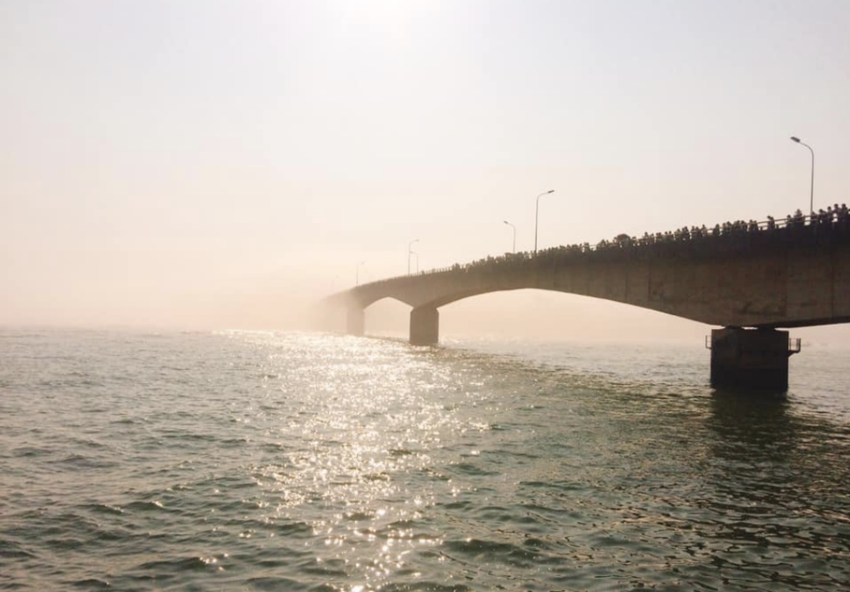 Cầu Cửa Tùng bắc qua sông Bến Hải, nối huyện Vĩnh Linh với huyện Gio Linh của tỉnh Quảng Trị. Ngoài cây cầu mang tên Cửa Tùng, tỉnh này còn có thị trấn Cửa Tùng thuộc huyện Vĩnh Linh và bãi biển Cửa Tùng. Ảnh: Quoc Nguyen.