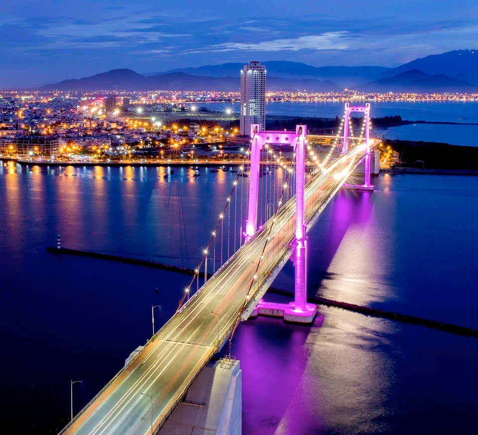 Cầu Thuận Phước nằm ngay nơi sông Hàn đổ ra vịnh Đà Nẵng, có dáng vẻ hoành tráng, hiện đại, gây ấn tượng với du khách. Đây là cầu treo dây võng với tổng chiều dài hơn 1,8 km, có ý tưởng thiết kế ánh sáng là hình tượng cánh chim vươn ra biển lớn. Ảnh: Đào Quang Tuyên.