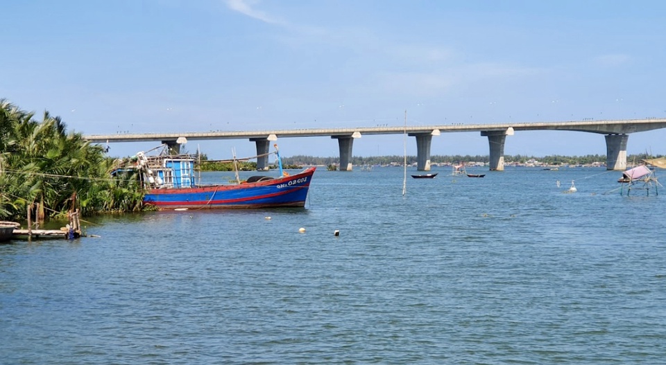Cầu Cửa Đại bắc qua sông Thu Bồn, nối TP Hội An với huyện Duy Xuyên của tỉnh Quảng Nam. Khánh thành năm 2016, công trình có tổng chiều dài toàn tuyến là 18,3 km, trong đó phần cầu dài gần 1,4 km, còn lại là đường dẫn lên 2 đầu cầu. Ảnh: Hans de Kruif.