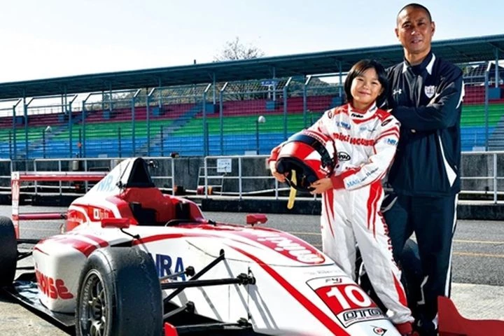 Thành công của Juju Noda có phần công sức không nhỏ từ người cha vốn là một cựu tay đua giải F1. Ảnh: SCMP.
