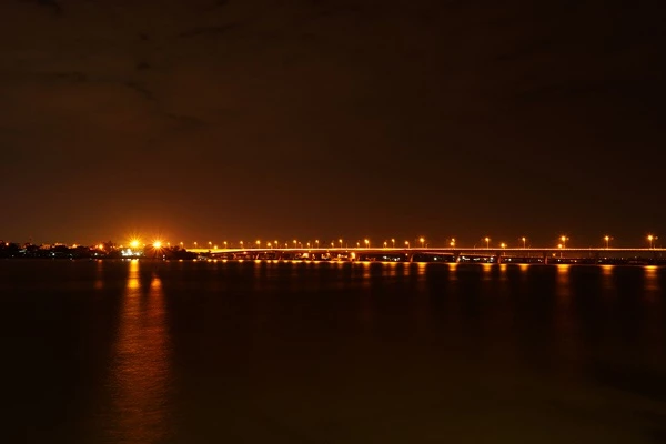 Cầu Hóa An là cây cầu lớn bắc qua sông Đồng Nai, nối liền phường Bửu Long, Hòa Bình với xã Hóa An của thành phố Biên Hòa. Đây được chọn là địa điểm tuyệt vời nhất để ngắm nhìn hoàng hôn dần buông trên sông Đồng Nai và check – in. Ảnh: Prenn.