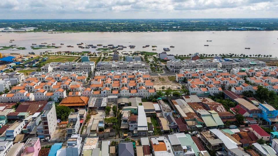 Sông Tiền và sông Hậu vốn là hai nhánh chính của phần hạ lưu sông Mekong chảy vào lãnh thổ nước ta. Trong đó, sông Hậu sau khi chảy qua An Giang thì trở thành ranh giới tự nhiên phân tách các tỉnh, thành bờ đông (Đồng Tháp, Vĩnh Long, Trà Vinh) với bờ tây (Cần Thơ, Hậu Giang, Sóc Trăng). Ảnh: Phạm Ngôn.