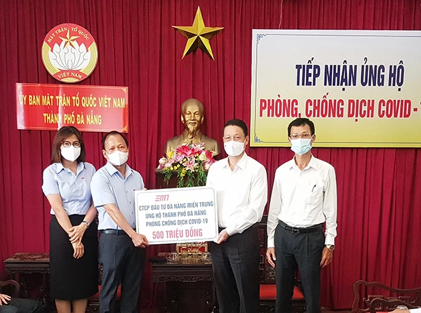 Ông Đặng Thanh Bình, Chủ tịch Công ty CP Đầu tư Đà Nẵng Miền Trung trao 500 triệu đồng