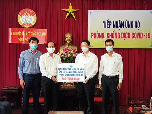Ông Hồ Hương, Tổng Giám đốc Công ty CP Cấp nước Đà Nẵng (Dawaco) trao 500 triệu đồng thông qua Ủy ban MTTQ Việt Nam TP Đà Nẵng đóng góp nguồn lực vào công cuộc phòng, chống dịch Covid-19 của TP Đà Nẵng