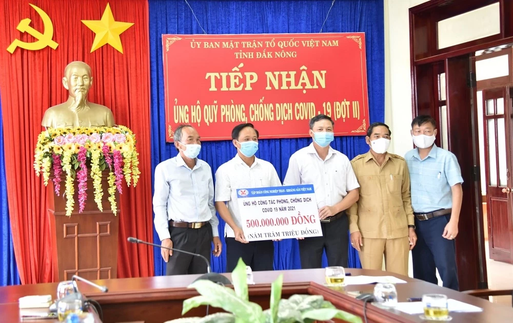 Ông Nguyễn Bá Phong, Giám đốc Công ty Nhôm Đắk Nông – TKV vừa đại diện Tập đoàn Công nghiệp Than – Khoáng sản Việt Nam (TKV), trao số tiền 500 triệu đồng