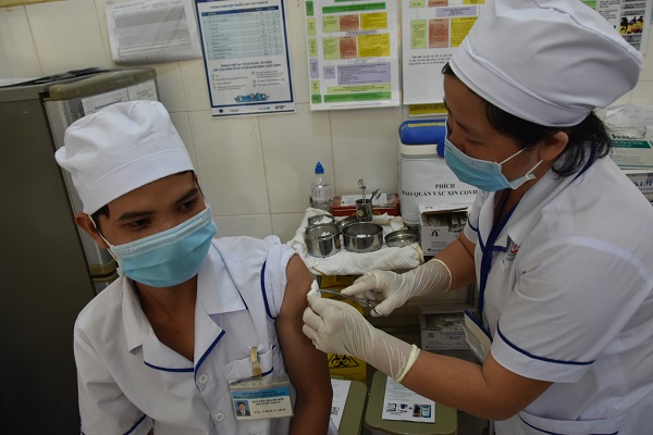 Thủ tướng yêu cầu mua vaccine COVID-19 một cách nhanh nhất