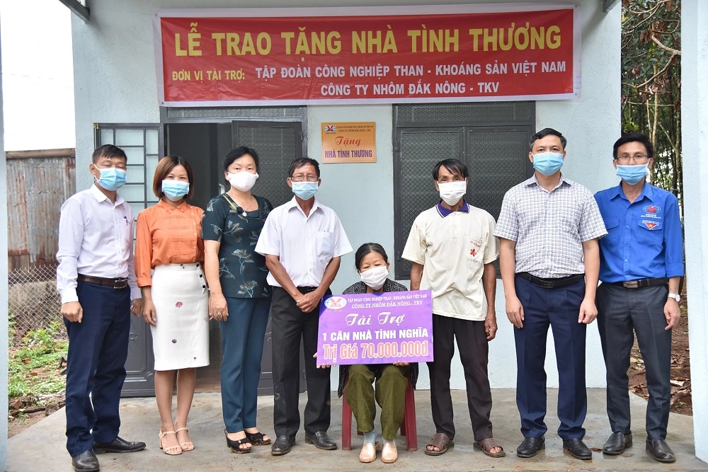 Công ty Nhôm Đắk Nông - TKV cũng đã phối hợp với UBND huyện Đắk R’lấp (Đắk Nông), trao tặng nhà tình thương cho
