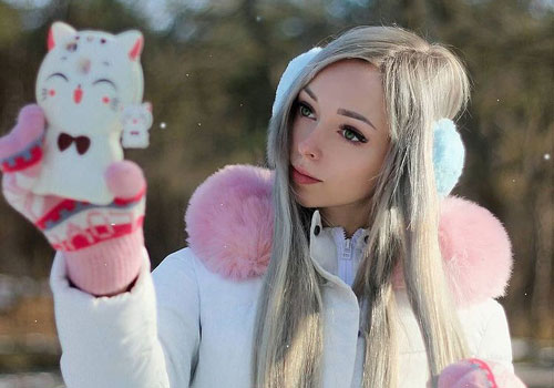 Cuộc sống của cô nàng được mệnh danh "búp bê sống" ở Ukraine