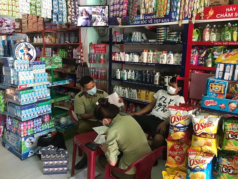 Thuốc là được bán tại tiệm tạp hóa không có hóa đơn chứng từ bị lực lượng kiểm tra nhiều ngày Thuốc là được bán tại tiệm tạp hóa không có hóa đơn chứng từ bị lực lượng kiểm tra nhiều ngày