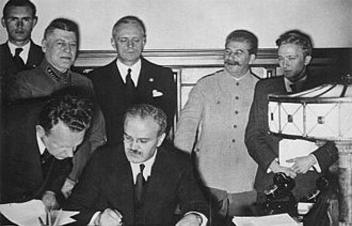Boris Shaposhnikov (thứ hai từ bên trái, hàng đứng) cùng lãnh đạo Liên Xô trong buổi ký hiệp định với Đức; Nguồn: wikipedia.org