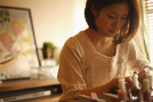 Tình cờ gặp chồng mua đồ ăn ở chợ nhưng lại không rẽ về nhà, tôi bám theo thì lặng người khi biết nơi anh đến