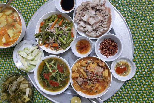 Nàng dâu đứng dậy ngay khỏi mâm cơm sau một lời nhận xét của mẹ chồng, thế nhưng phản ứng của chồng mới khiến người ta bức xúc