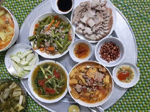 Nàng dâu đứng dậy ngay khỏi mâm cơm sau một lời nhận xét của mẹ chồng, thế nhưng phản ứng của chồng mới khiến người ta bức xúc