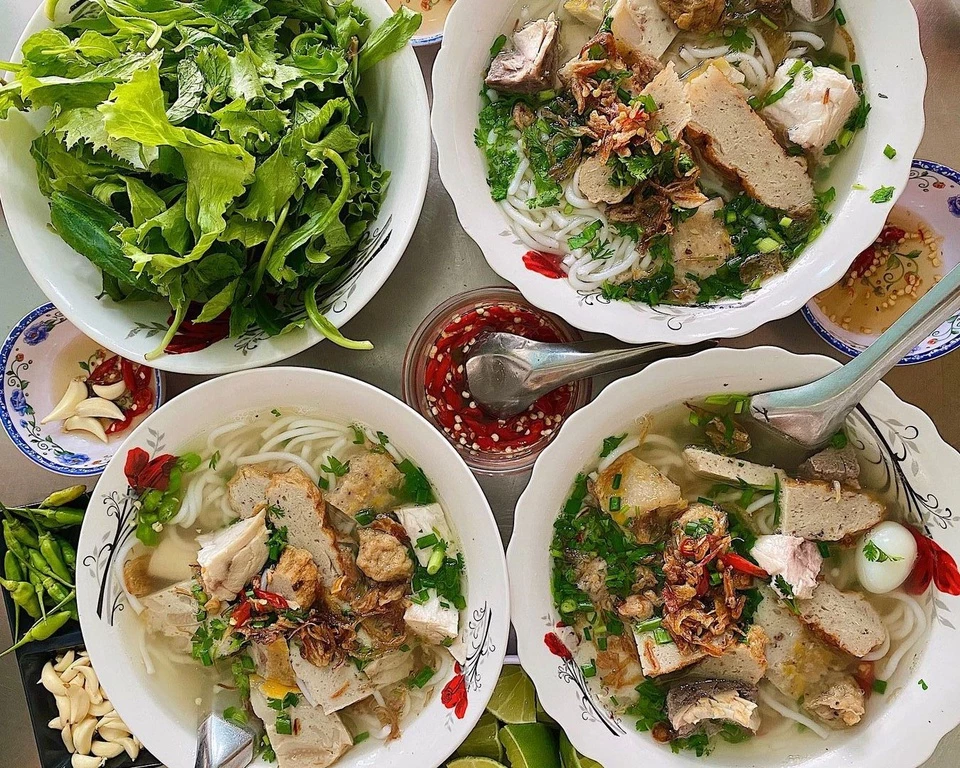 Ở Phan Thiết khá phổ biến món bánh canh chả cá. Chả cá được quết từ cá biển tươi, dai, ngọt, có thể hấp hoặc chiên. Ngoài chả cá, tô bánh canh còn có thêm nạc cá, trứng cút, giò móng heo... tùy mỗi quán. Ảnh: Dbngoc__.