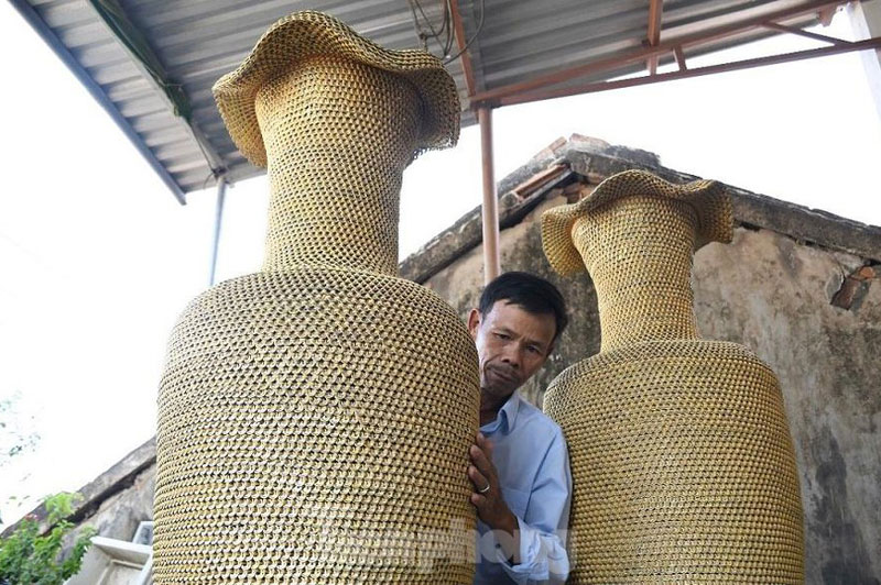 CLIP: Cặp độc bình 'độc nhất vô nhị' được làm từ 10 triệu khoen lon bia của người đàn ông ở Quãng Ngãi