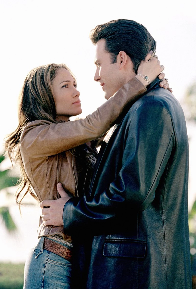 Năm 2002, Ben Affleck và Jennifer Lopez gặp nhau trên phim trường Gigli. Tuy không thành công về mặt phòng vé nhưng đây là bộ phim se duyên cho hai ngôi sao. Thời điểm đó, J.Lo đang làm thủ tục ly hôn với người chồng thứ hai. Hai người xác nhận hẹn hò ít lâu sau đó. Ảnh: Shutterstock.