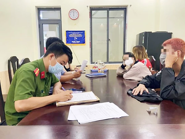 Công an phường Nại Hiên Đông (quận Sơn Trà, Đà Nẵng) lập biên bản xử phạt hành chính các trường hợp vi phạm quy định về phòng, chống dịch Covid-19 