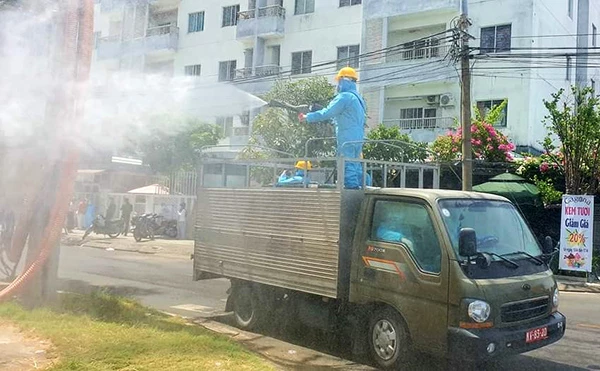 Phun thuốc khử khuẩn trên địa bàn quận Sơn Trà, nơi đang xuất hiện nhiều ca dương tính với virus SARS-CoV-2