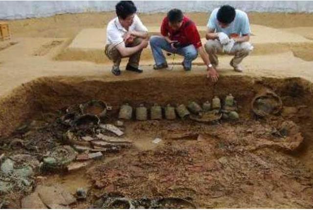 Phát hiện ngôi mộ cổ trong hang đất, chuyên gia tức tốc tìm đến nhưng 4 chữ trong mộ khiến họ phẫn nộ