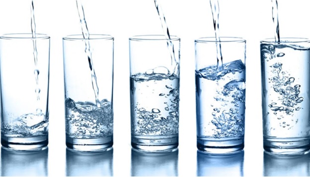 Người đang xạ trị ung thư nên uống đủ nước.