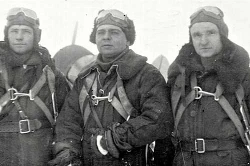 Alexey Storozhakov (giữa) cùng các phi công Hồng quân; Nguồn: soviet-aces-1936-53.ru.