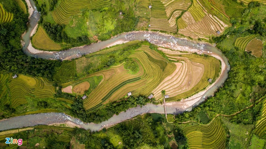 Ruộng bậc thang Mù Cang Chải đẹp nhất vào khoảng tháng 5-6 khi những thửa ruộng vào mùa đổ nước và từ tháng 9-10 khi màu lúa nếp chín vàng óng ả trải dài khắp các triền đồi. Du khách đến đây vào giai đoạn này sẽ có cơ hội thu vào tầm mắt cảnh tượng hùng vĩ, đẹp như bức tranh thuỷ mặc của những ruộng lúa.