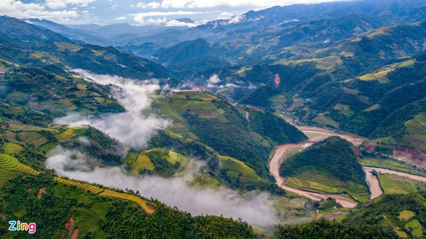 Bên cạnh ruộng bậc thang, Mù Cang Chải còn có nhiều địa điểm du lịch sinh thái như khu du lịch Thác Mơ (thị trấn Mù Cang Chải), suối nước nóng Nậm Khắt, khu vực leo núi các xã Púng Luông, Nậm Khắt, hang động Nậm Khắt, bãi đá cổ xã Lao Chải, Chế Cu Nha, khu du lịch sinh thái Chế Tạo, Nậm Khắt, đặc biệt là địa điểm khai thác du lịch mạo hiểm dù lượn tuyệt đẹp tại đèo Khau Phạ.