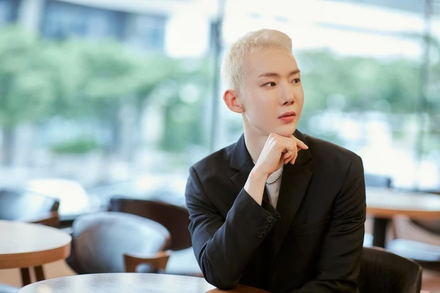 Jo Kwon: Bố mẹ Jo Kwon từng thất bại trong kinh doanh, dẫn đến việc gia đình phải dọn đến ở căn hộ một phòng dưới tầng hầm. Mẹ Jo Kwon còn bị dân đòi nợ thuê hành hung. Sau khi ra mắt, Jo Kwon đã làm việc quần quật. Anh xuất hiện trong nhiều chương trình truyền hình thực tế và trả hết nợ cho gia đình sau hợp đồng quảng cáo đầu tiên. Nam ca sĩ đã mua tặng mẹ một căn nhà đứng tên bà.