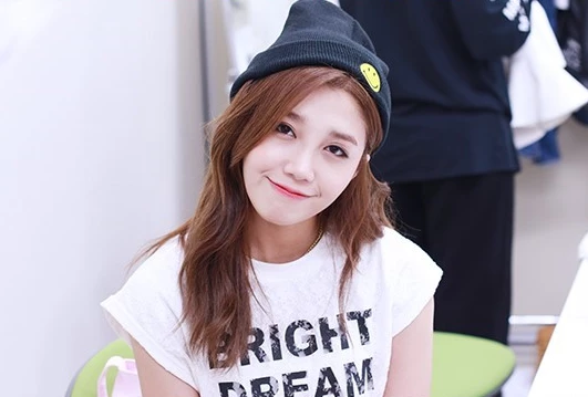 Jung Eunji (Apink): Giọng ca chính của nhóm Apink đã dành toàn bộ tiền tiết kiệm trong 3 năm sau khi ra mắt để trả nợ cho gia đình. Theo Insight, nữ ca sĩ từng tiết lộ trong một bài phỏng vấn rằng khoảng khắc hạnh phúc nhất đời cô là khi trả hết khoản nợ mà bố mẹ gồng gánh bao năm. Jung Eunji đã tổ chức một bữa tiệc ăn mừng khi cô trao cho mẹ cuốn sổ ngân hàng chứa khoản tiền trên.