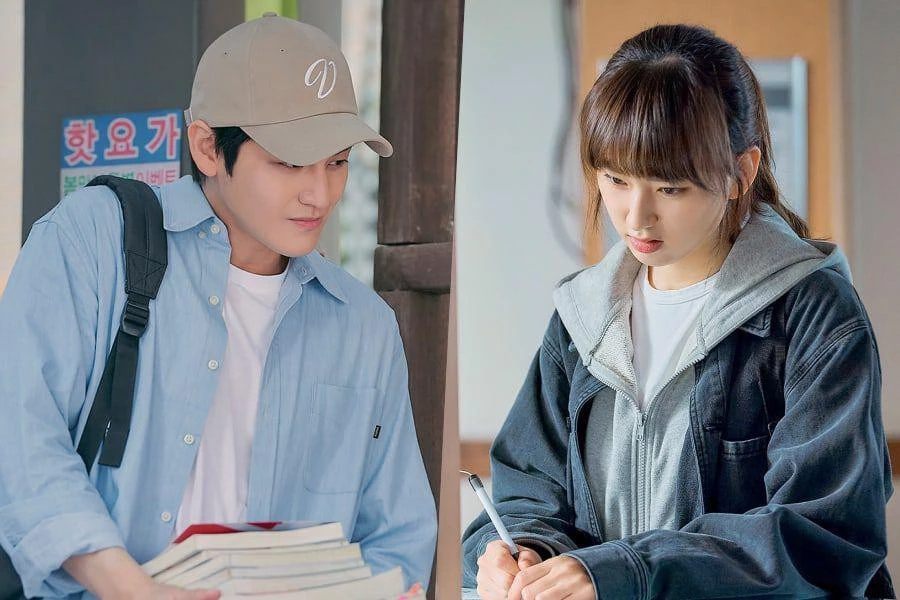 Bạn diễn của Kim Bum là Ryu Hye Young (Kang Sol A) - nữ sinh xuất thân từ hoàn cảnh nghèo khó, theo đuổi ước mơ làm luật sư chân chính. Ryu Hye Young từng được khán giả biết đến qua phim truyền hình Reply 1988.