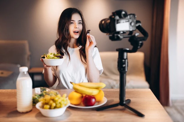Áp lực về lượt tương tác và yêu cầu từ các nhà hàng khiến nhiều reviewer chấp nhận đánh giá sai sự thật, hoặc cố tình tạo chiêu trò để duy trì danh tiếng. Ảnh: Freepik. Áp lực về lượt tương tác và yêu cầu từ các nhà hàng khiến nhiều reviewer chấp nhận đánh giá sai sự thật, hoặc cố tình tạo chiêu trò để duy trì danh tiếng. Ảnh: Freepik.