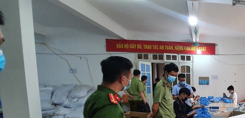 Hưng Yên: Thu giữ hơn 1 tấn găng tay cao su không rõ nguồn gốc